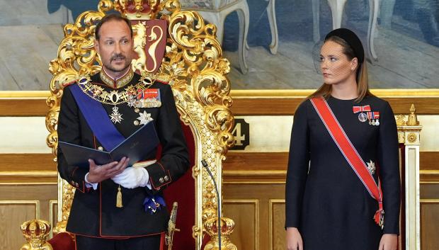 El nuevo Rey Haakon VIII y la Princesa heredera Ingrid de Noruega el día del juramento