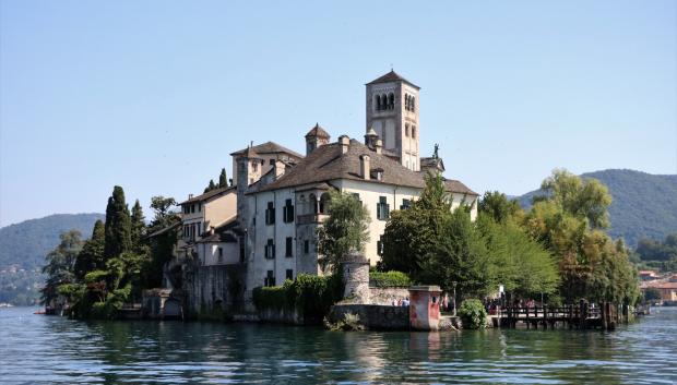 Vista desde el barco de la Isla y la basílica de San Giulio en el lago de Orta