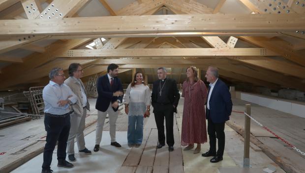Inauguración de las obras de remodelación del Palacio Episcopal; el obispo Mikel Garciandía, junto a los arquitectos Ignacio Vela y Florentino Diez, muestra las obras a las autoridades palentinas
