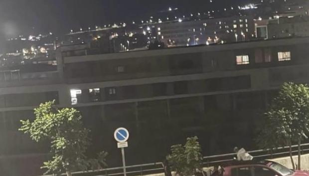 Imagen de un colegio de Ceuta con las luces encendidas de las aulas ocupadas por marroquíes