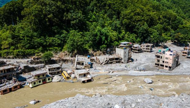 Una vista aérea muestra los graves daños ocasionados a lo largo del río Trishuli