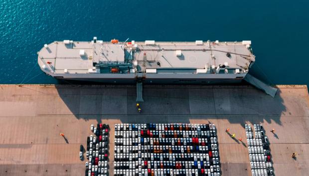 Cada vez llegan más barcos cargados de coches a España
