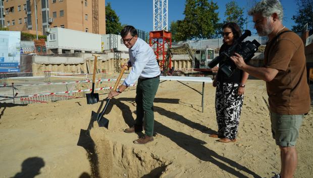 González en la colocación de la primera piedra de la promoción Carabanchel 28