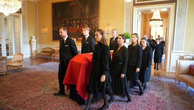 La Familia Real, incluido Mairus Borg, porta el féretro con los restos mortales del Rey Harald V