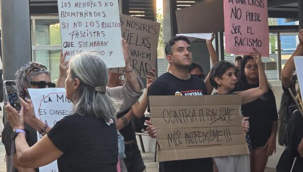 Una decena de personas se ha intentado enfrentar a los manifestantes por Ceuta en Ibiza.