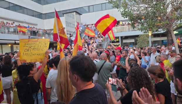 Algunos manifestantes han ondeado banderas de España durante la concentración por Ceuta en Ibiza.