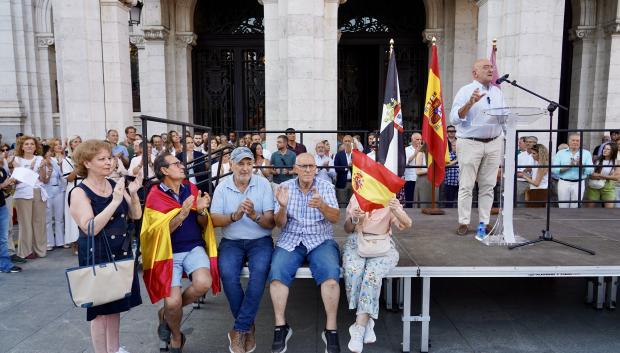 El alcalde de Valladolid, Jesús Julio Carnero, en la concentración en apoyo a Ceuta