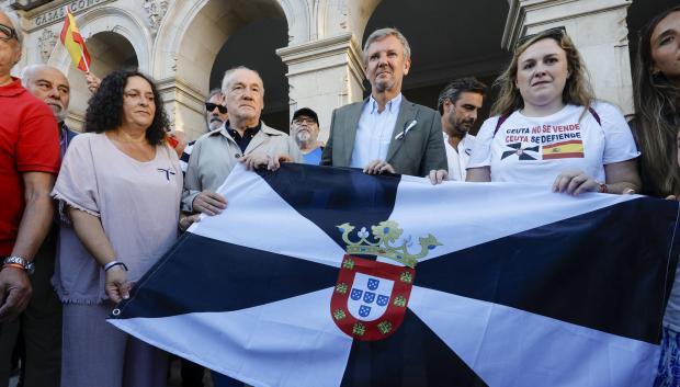 El presidente de la Xunta de Galicia, Alfonso Rueda, acompañado por miembros del PP de La Coruña