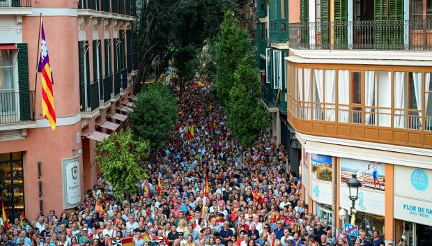 Las vías que desembocan en Cort, colapsadas de gente