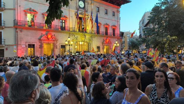 Los colores de la bandera de España, en la fachada del Consistorio