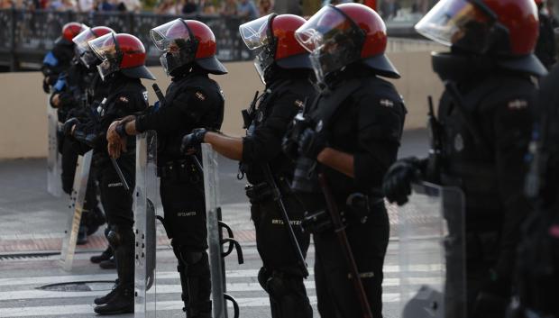 Un cordón policial formado por agentes de la Ertzaintza separa las dos manifestaciones de este miércoles en Bilbao entre miembros y simpatizantes de la organización juvenil comunista vasca Gazte Koordinadora Sozialista (GKS) y los grupos de extrema derecha,  por la situación en Ceuta. EFE/Miguel Toña