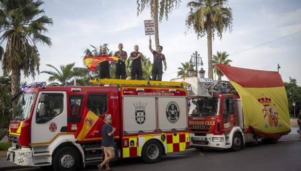 Bomberos presentes en la manifestación celebrada en Ceuta
