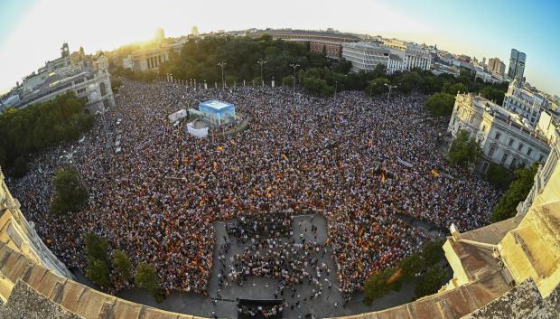 MADRID, 02/09/2026.- Vista general de la plaza de Cibeles y la manifestación con motivo del Día de Ceuta en Madrid, convocada este miércoles ante todos los ayuntamientos de España. EFE/Fernando Villar