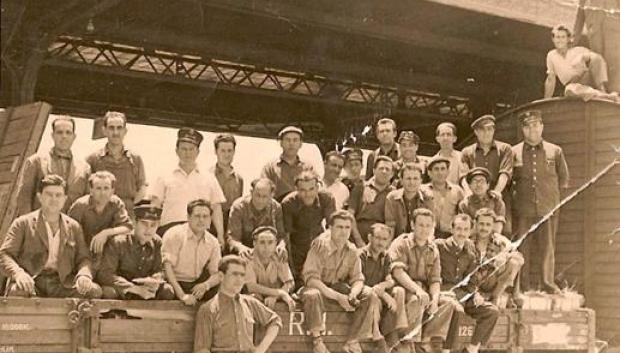 Ferroviarios transbordo. Año 1950