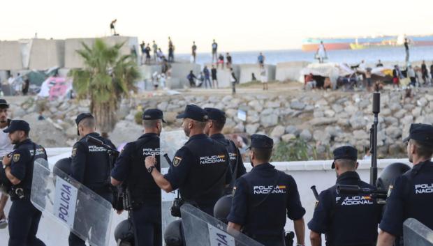 La Policía Nacional controla las inmediaciones de la playa del Trampolín, en Ceuta