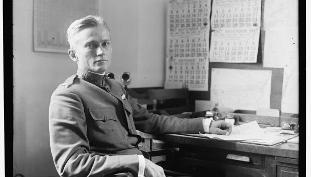 Hiram Bingham III en su escritorio en 1917.