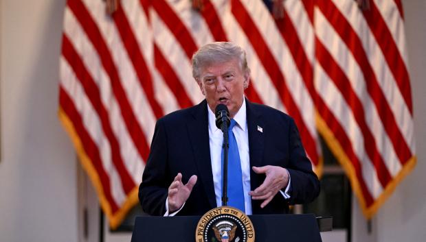El presidente estadounidense Donald Trump pronuncia un discurso durante una cena en el Jardín de las Rosas de la Casa Blanca en Washington, D.C