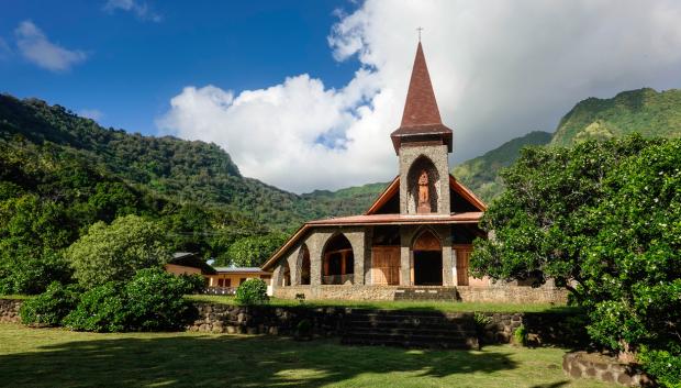 Iglesia de Vaitahu en Tahuata, la isla donde Mendaña y los suyos celebraron la primera misa católica del Pacífico