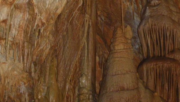 Interior de la cueva de Valdelajo