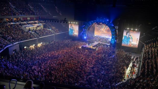 Imagen del Roig Arena durante el concierto de Manuel Carrasco