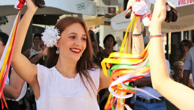 La fiesta no es solo gastronómica: el pueblo se engalana con bailes y colores
