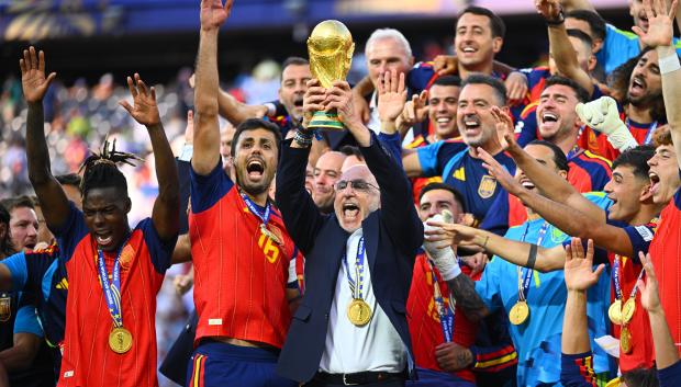 Luis de la Fuente levanta la Copa del Mundo