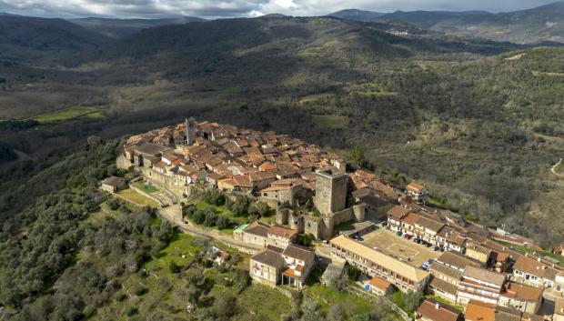Vista aérea de Miranda del Castañar y su singular plaza de toros