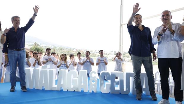 El presidente del PP, Alberto Núñez Feijóo (i), y el presidente andaluz, Juanma Moreno, participan este viernes en el tradicional acto de su formación en Málaga para abrir el curso político.