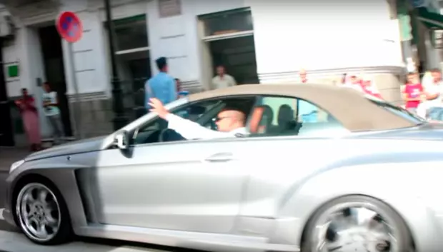 Mohamed VI al volante de uno de sus descapotables Mercedes