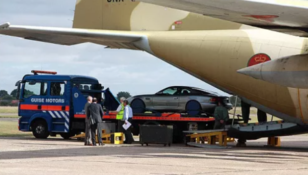 Su colección de coche siempre baja en avión para repararla