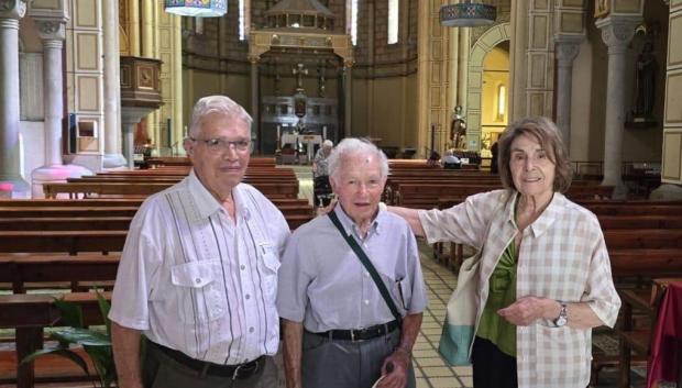 Salvador Teixidó y Rosalía Sabata, flanquean a Teodoro Lozano, de 103 años, defensores de la permanencia en el espacio público de Gironella de la Cruz de las misiones