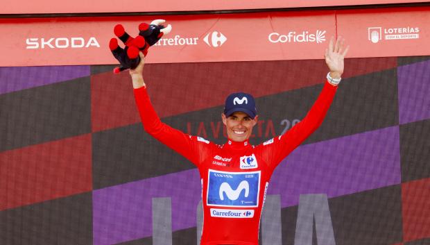 Enric Mas posa con el maillot rojo de líder al término de la 13ª etapa de la Vuelta a España