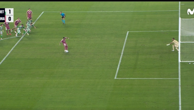 Captura de pantalla del momento en el que se ve cómo Bartra entra dentro del área en el penalti de Mbappé