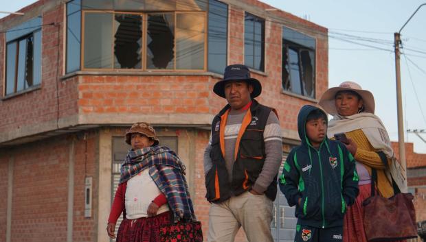 Personas caminan cerca del cuartel
