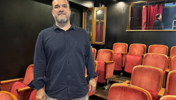 En pleno mercado de abastos de Triana, junto a los restos del Castillo de San Jorge, funciona esta sala que ofrece programación estable de lunes a domingo