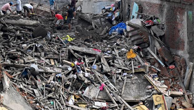 Los supervivientes de las inundaciones buscan pertenencias que puedan ser rescatadas en Trishuli Bazar, en el distrito de Nuwakot de Nepal, el 5 de septiembre de 2026