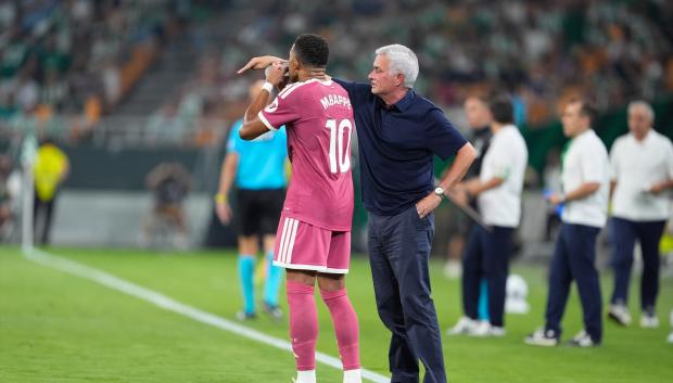José Mourinho charla con Mbappé en el área técnica del estadio de La Cartuja