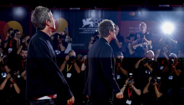 Los músicos británicos Liam Gallagher (a la derecha) y Noel Gallagher, del grupo de rock Oasis, llegan al estreno de 'Oasis: Don’t Look Back In Anger'