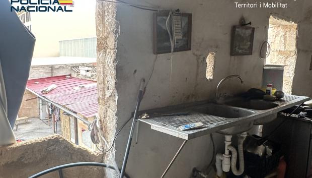 Vista de una de las cocinas de la infravivienda de Manacor.