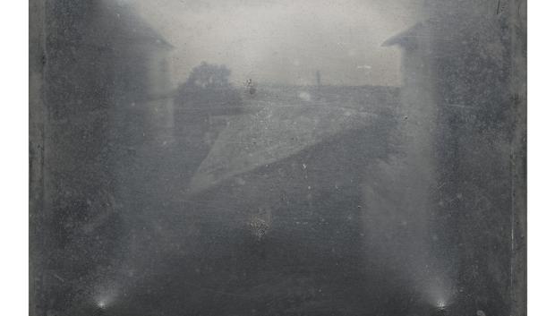 La imagen fotográfica más antigua que se conserva (heliografía sobre placa de peltre), tomada en algún momento entre 1822 y 1827 por Joseph Nicéphore Niépce, en Le Gras, Francia
