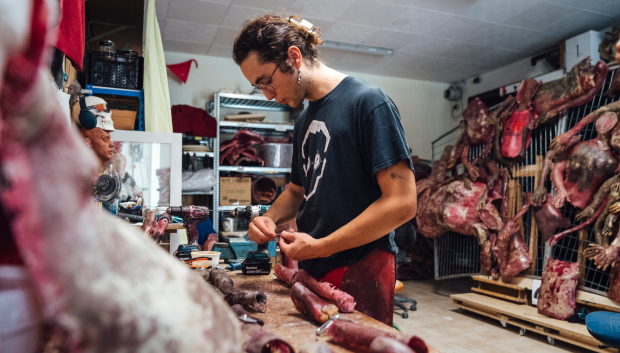 El artista Daniel Esteban, trabajando en la obra