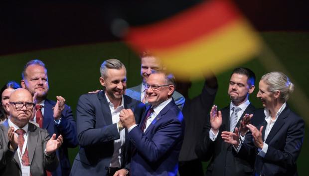 Ulrich Siegmund, junto a Tino Chrupalla y Alice Weidel, celebra la victoria de la AfD en Sajonia-Anhalt