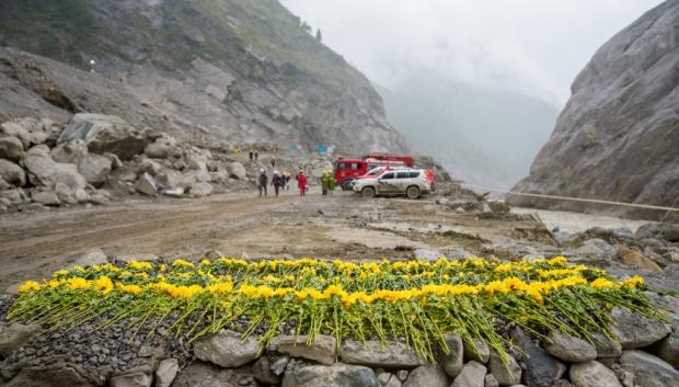 Flores en la zona más afectada por el deslizamiento de tierra en el puerto de Gyirong, en la frontera entre China y Nepal, este domingo