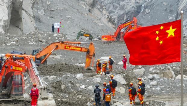 Rescatistas trabajan en la zona más afectada por el deslizamiento de tierra en el puerto de Gyirong
