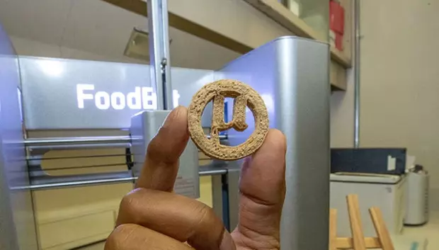 Esta galleta está hecha con residuos vegetales y plástico