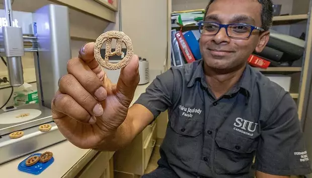 El investigador Lahiru Jayakody con la galleta