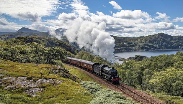 La locomotora de vapor a su paso por los paisajes de Escocia