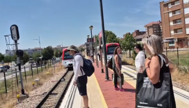 El tren de Feve sale sin llegar el autobús desde el centro, el pasado 30 de julio