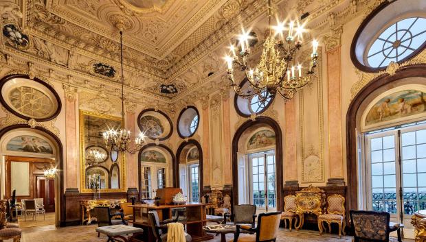 Hall principal de estilo rococó en el histórico Palacio de Estoi
