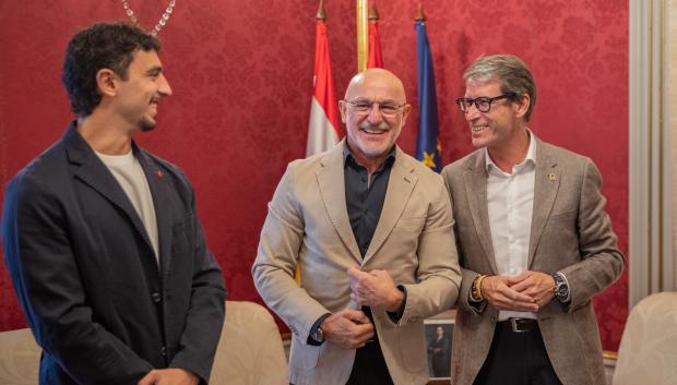 Luis de la Fuente junto al presidente de La Rioja, Gonzalo Capellán, y su hijo, Alberto de la Fuente